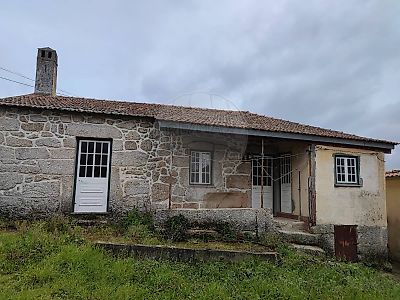 Moradia T2 à venda em Açores e Velosa, Celorico da Beira