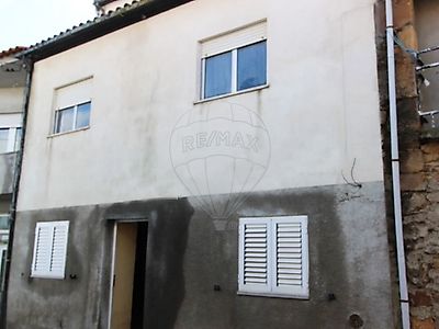Moradia T3 à venda em Brunhozinho, Castanheira e Sanhoane, Mogadouro