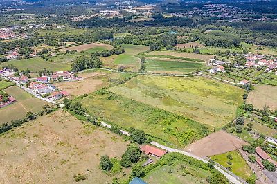 Terreno à venda em Vila de Prado, Vila Verde