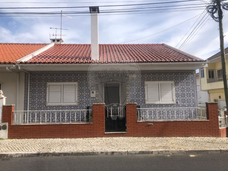 Moradia T4 à Venda Em Casal De Cambra Sintra Remax 3780