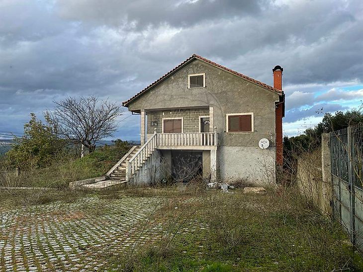 Moradia T5 à venda em Vale de Telhas Mirandela RE MAX