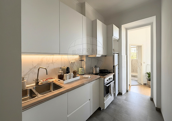 Apartamento T2 Renovado em Campolide com Vista para o Aqueduto 2