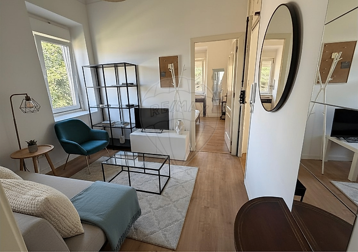 Apartamento T2 Renovado em Campolide com Vista para o Aqueduto 3