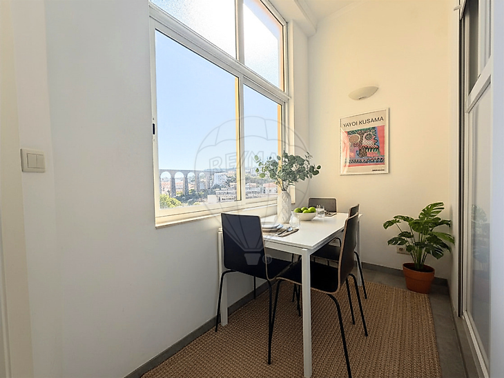 Apartamento T2 Renovado em Campolide com Vista para o Aqueduto