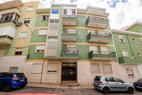 Condo/Apartment T3 of 72 m², for sale in Venteira, Amadora.