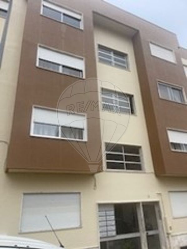 Apartamento T3 à venda em Amadora