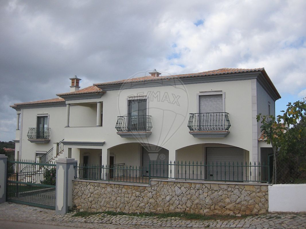 Moradia T4 à venda em Vale Judeu