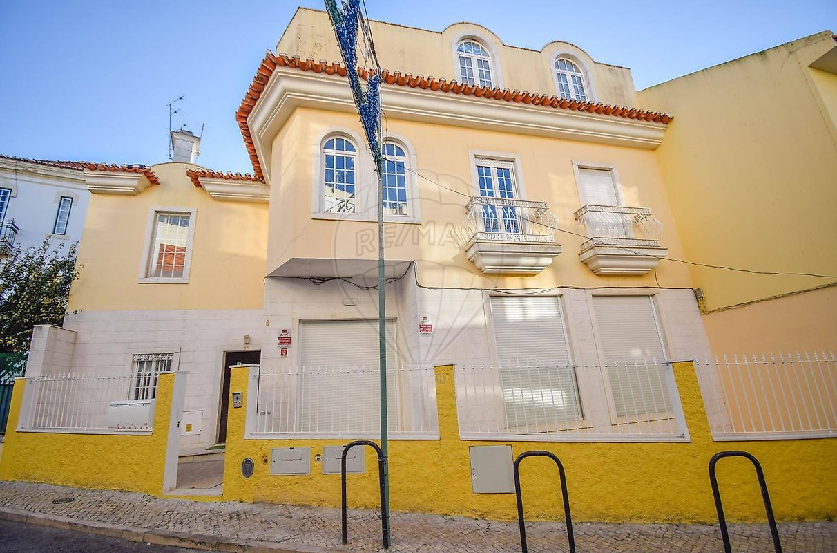 Prédio em Carcavelos e Parede, Cascais