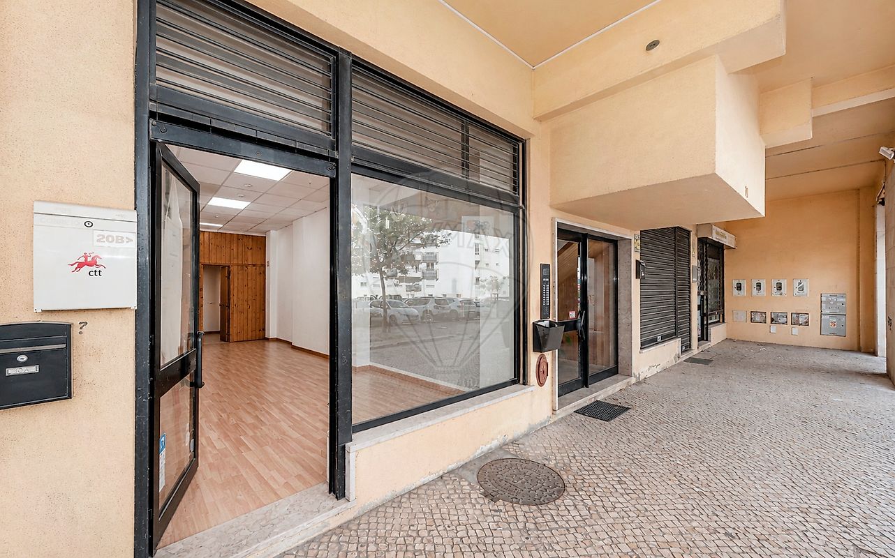 Loja - Laranjeiro e Feijó, Almada, Setúbal