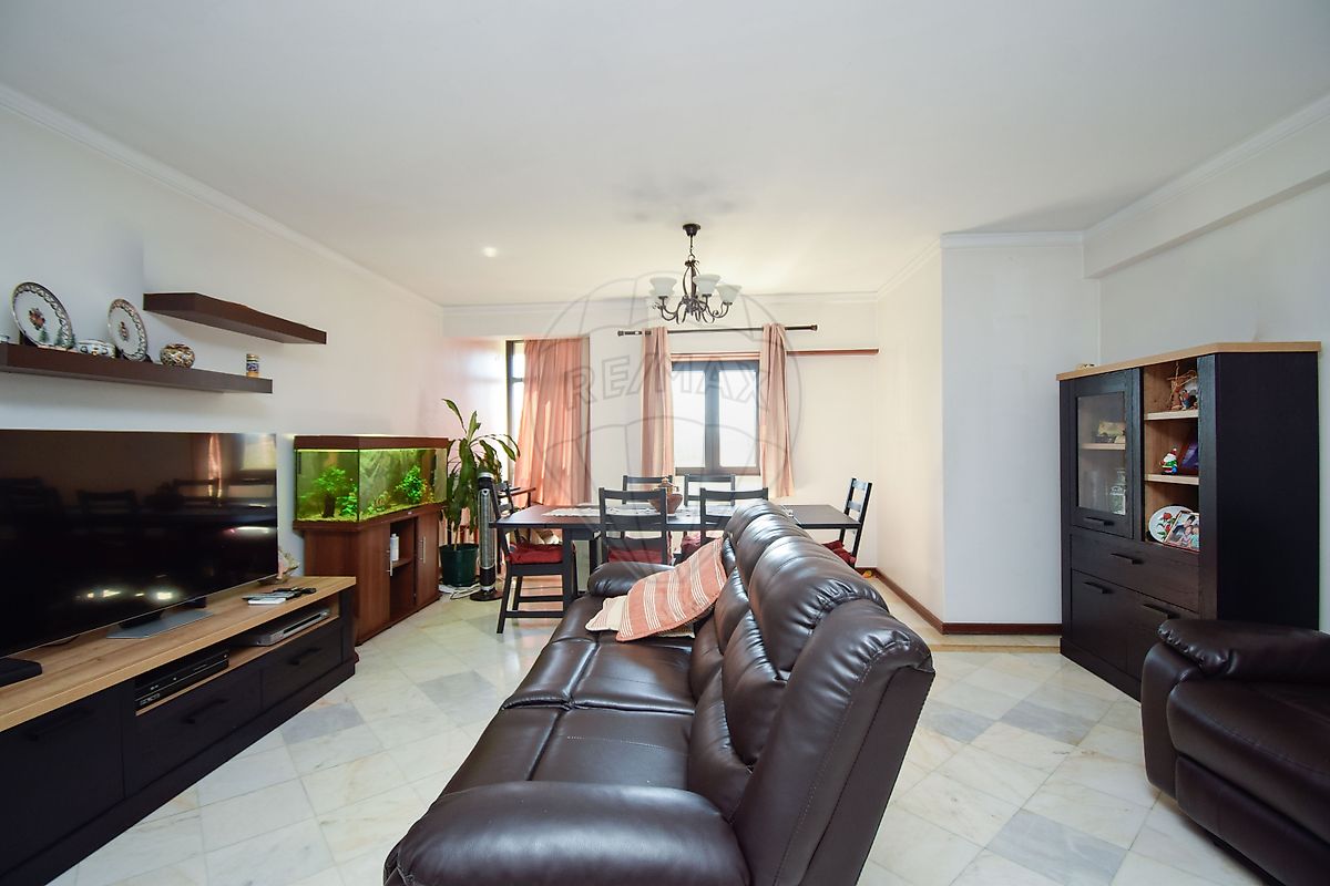 Apartamento T3 à venda em Amadora