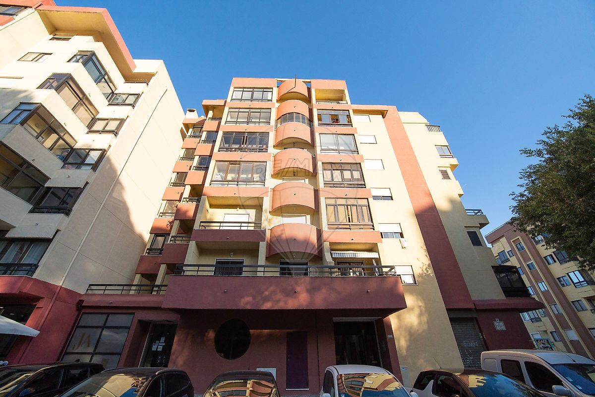 Apartamento T3 à venda em Amadora
