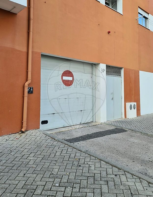 Garagem à venda em Almada
