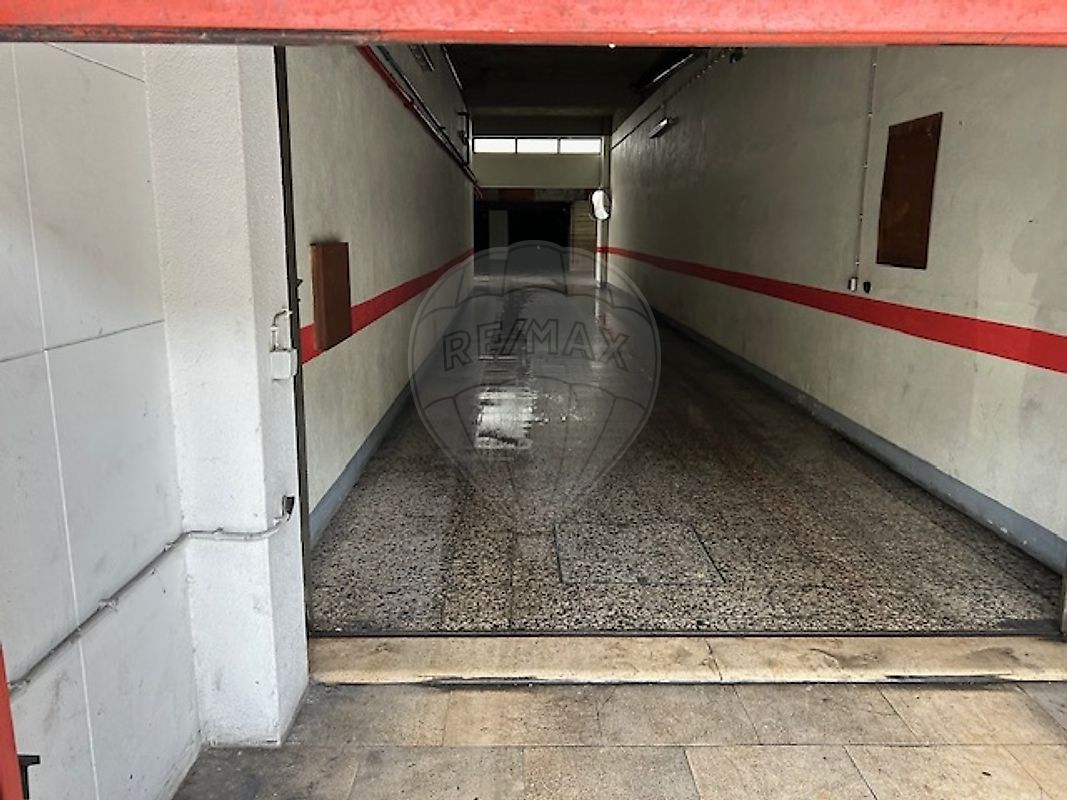 Garagem para arrendar em Almada