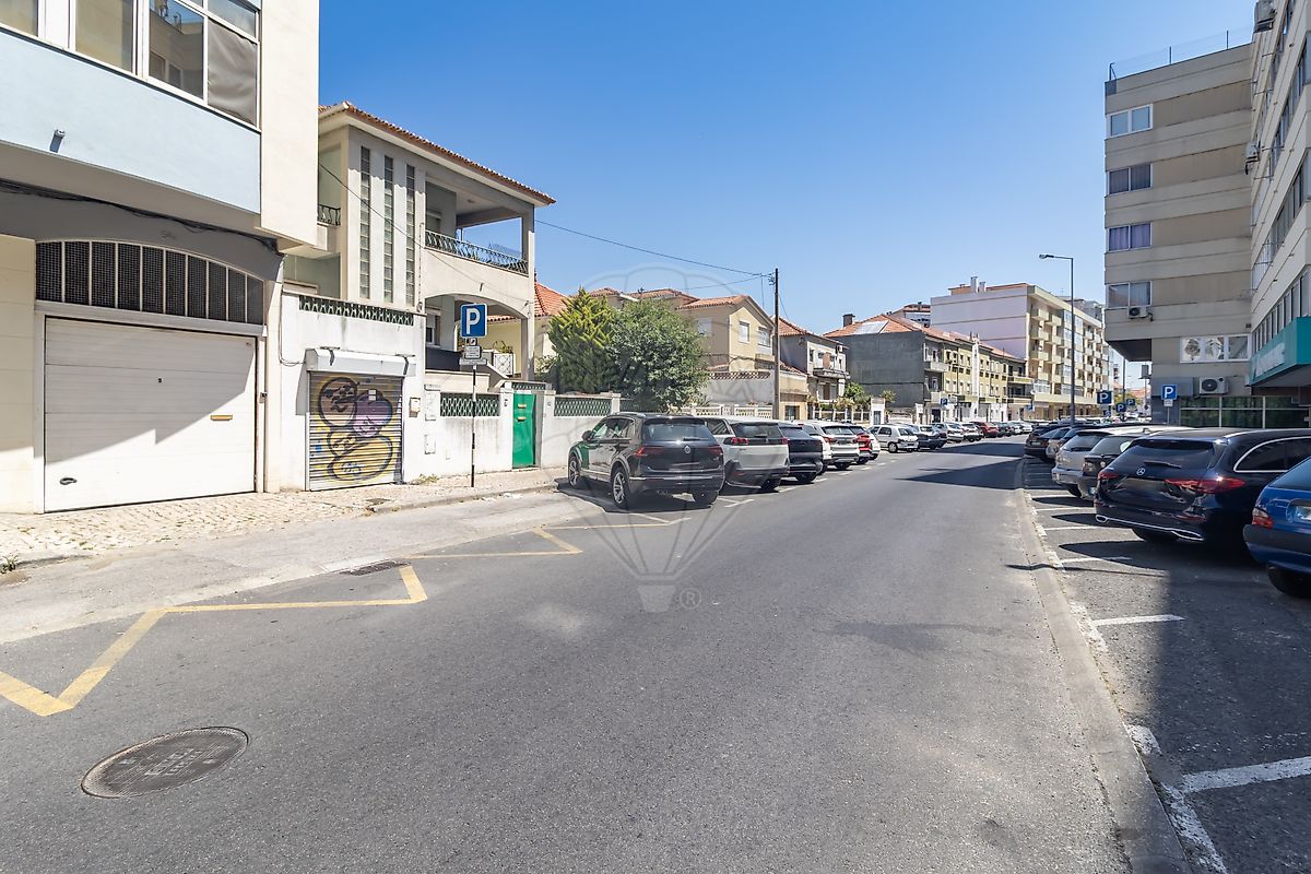 Garagem à venda em Almada