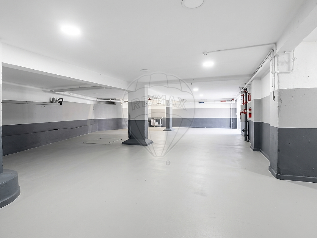 Garagem para arrendar em Almada
