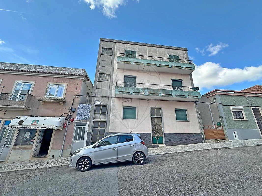 Prédio T4 à venda em Santarém