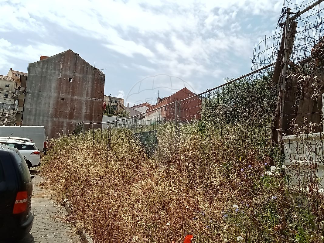 Terreno à venda em Amadora