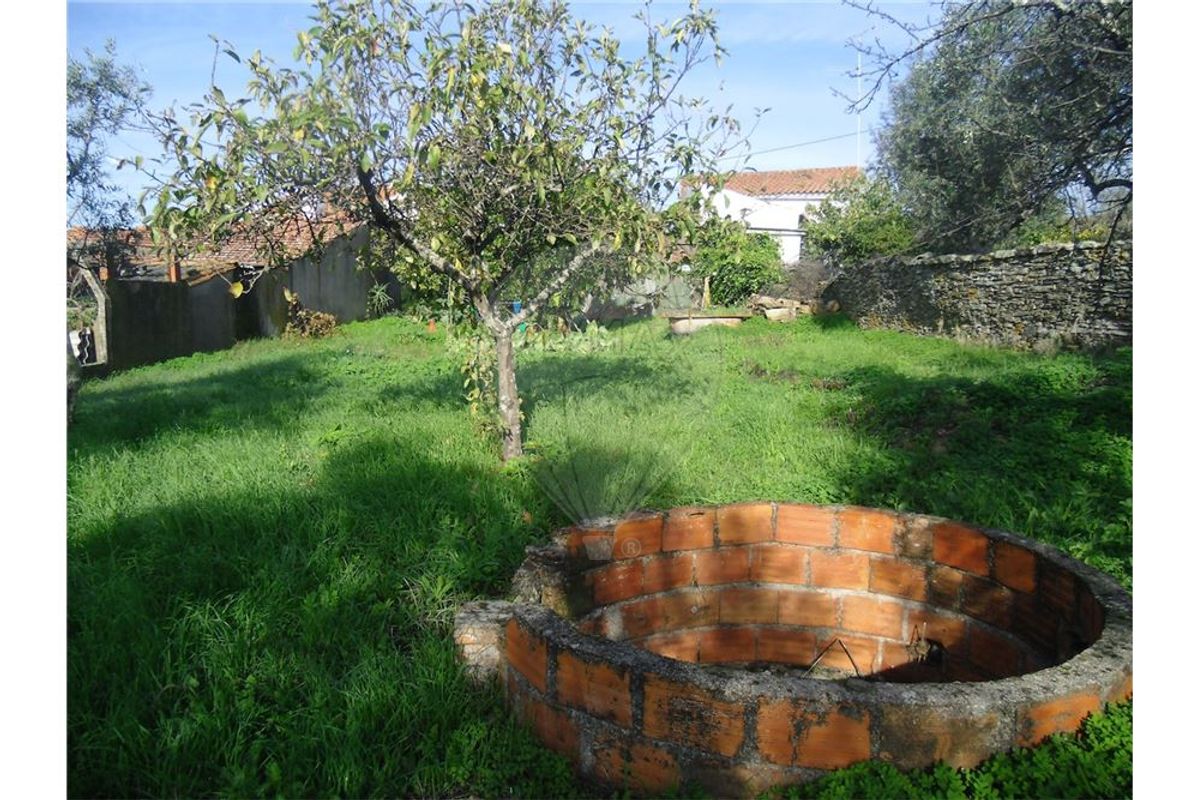MORADIA P/ RECONSTRUÇÃO C/ QUINTAL (420m²) !!