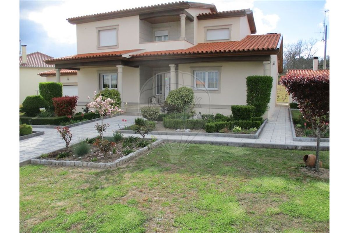 MORADIA PRONTA A HABITAR COM TERRENO + ARMAZÉM!!