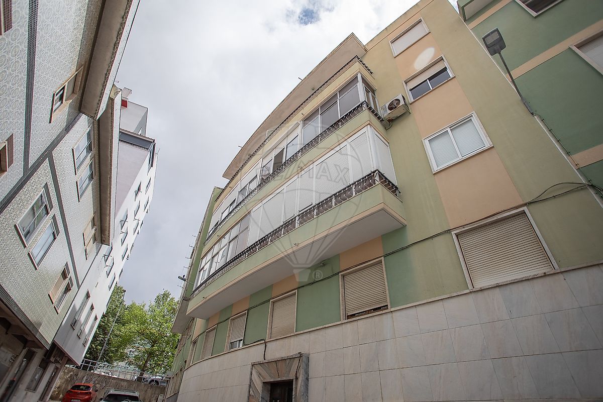 Apartamento T3 à venda em Amadora