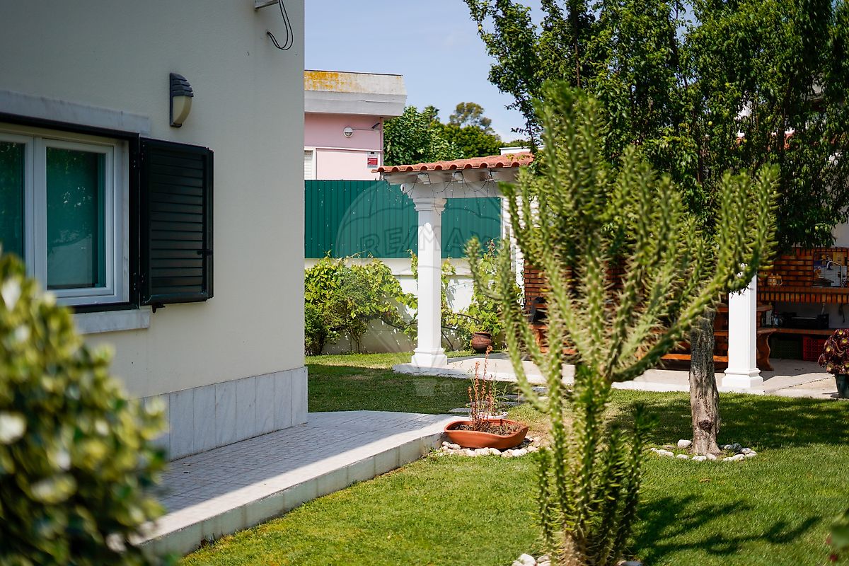 Moradia T5 à venda em Loures