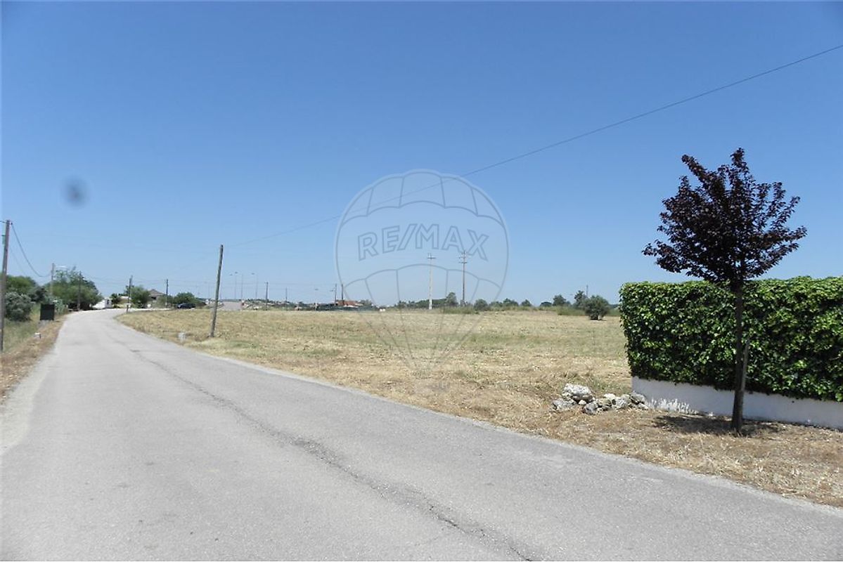 TERRENO PLANO COM DUAS FRENTES E ÁREA DE 16.360 M2