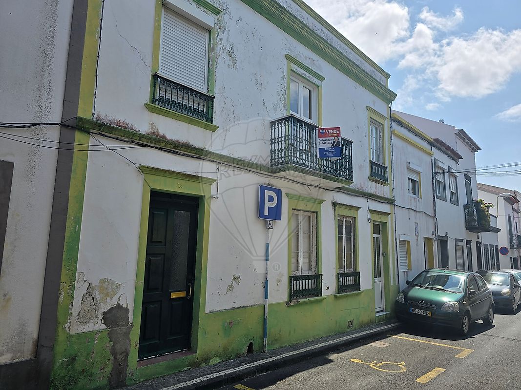 Moradia T5 à venda em Ponta Delgada