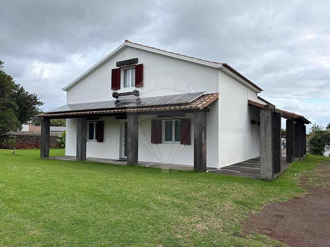 Moradia T5 à venda em Ponta Delgada