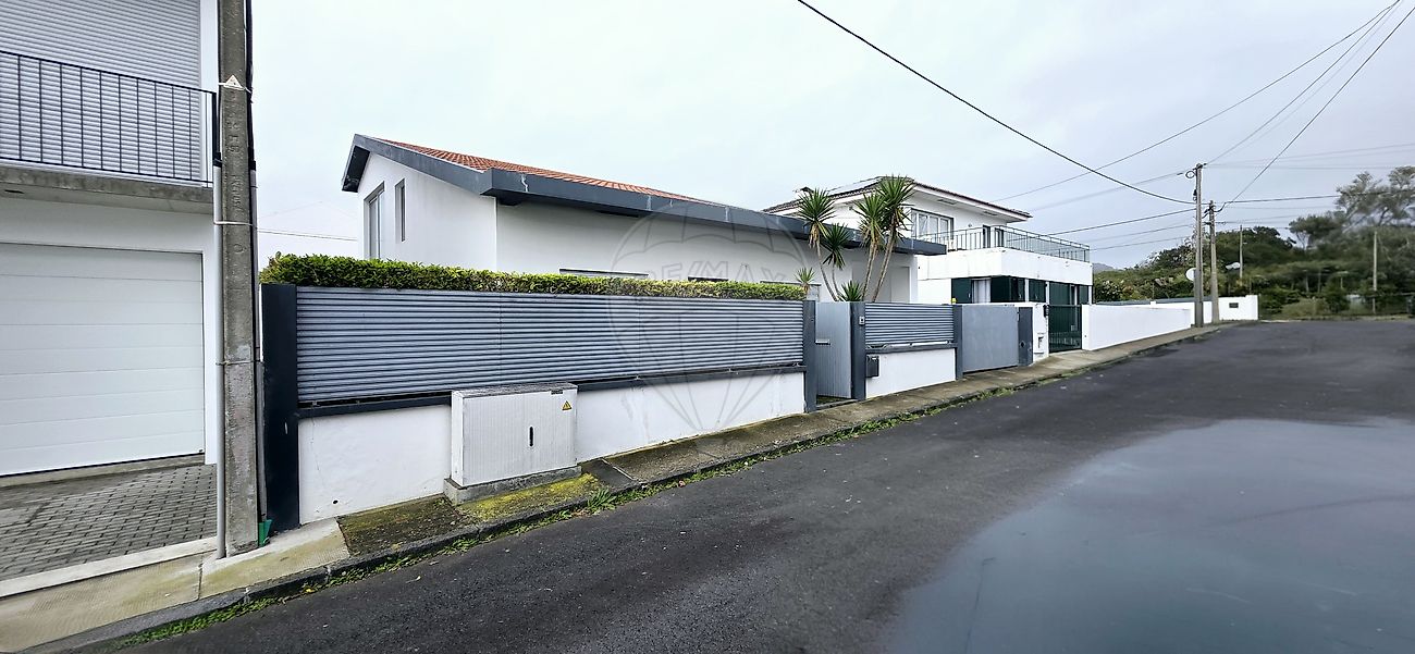 Moradia T4 à venda em Ponta Delgada