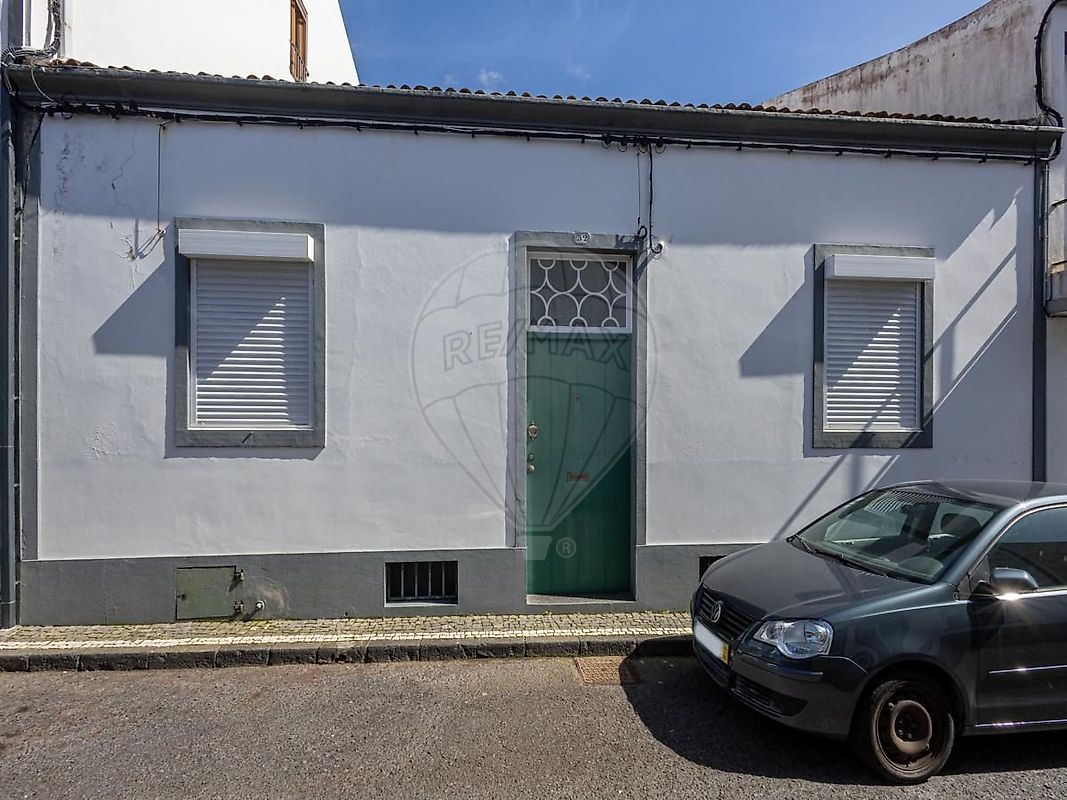 Moradia T4 à venda em Ponta Delgada
