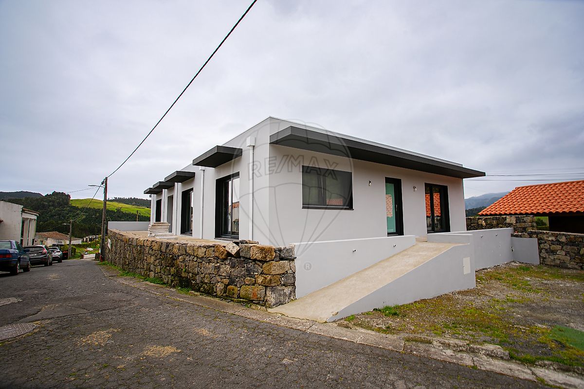 Moradia T3 à venda em Povoação