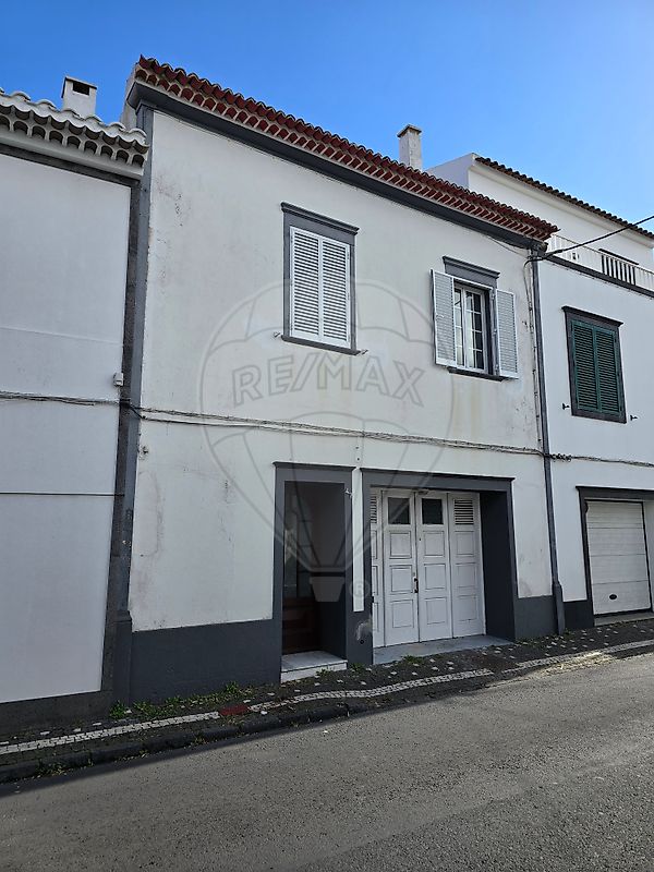 Moradia T4 à venda em Ponta Delgada