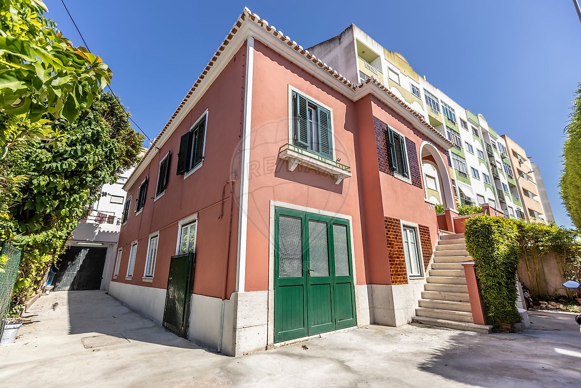 Apartamento T7 à venda em Amadora