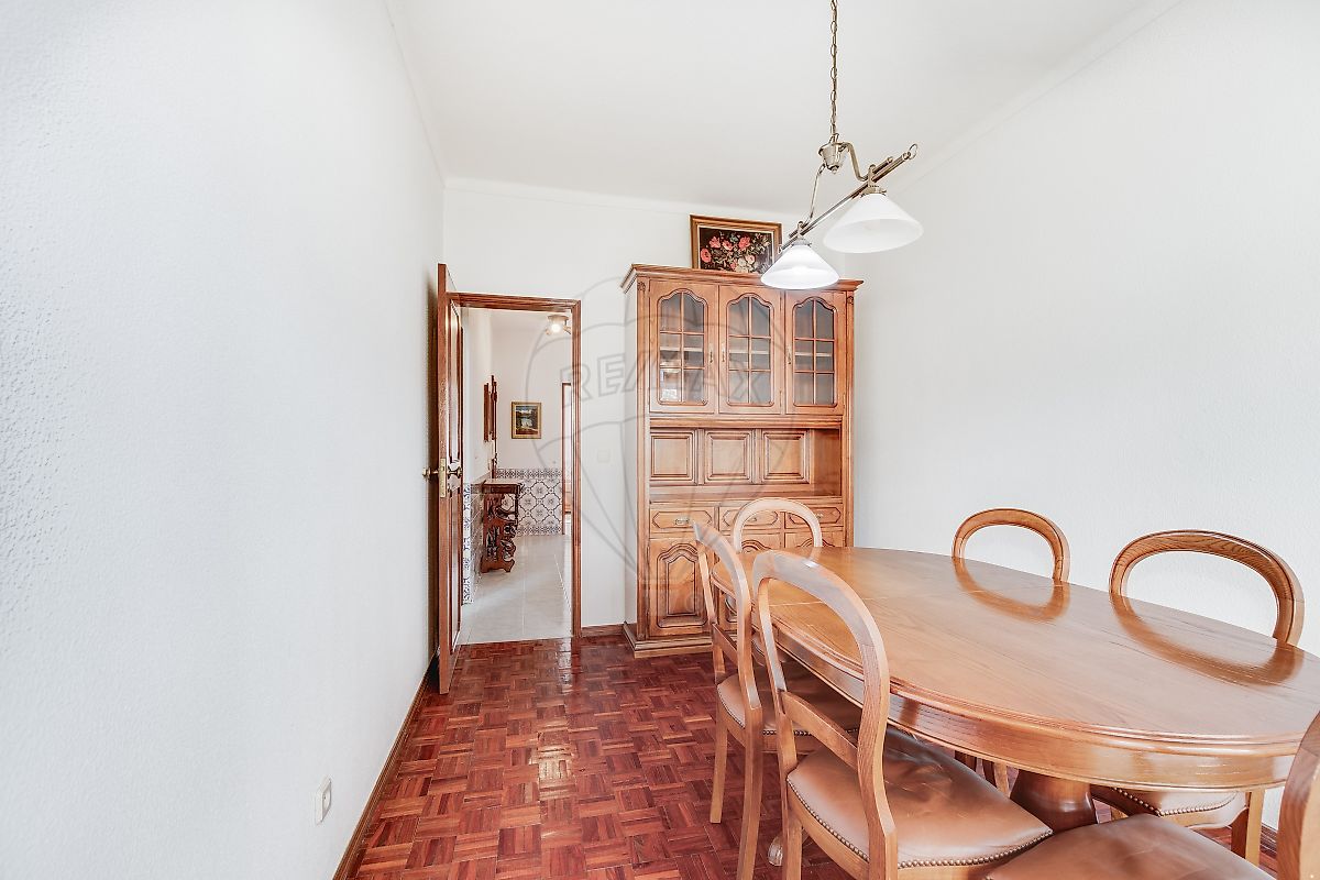listing 121021235-52 picture-0