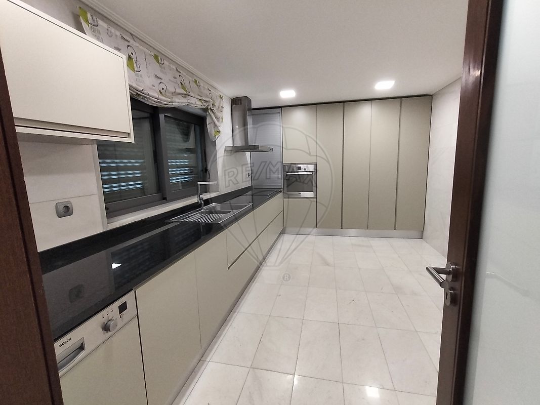 Apartamento T3 à venda em Loures