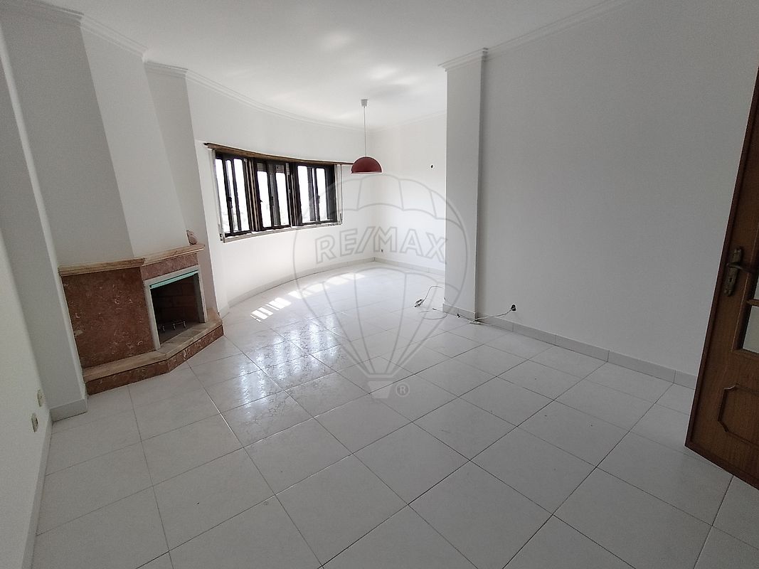 Apartamento T3 à venda em Loures