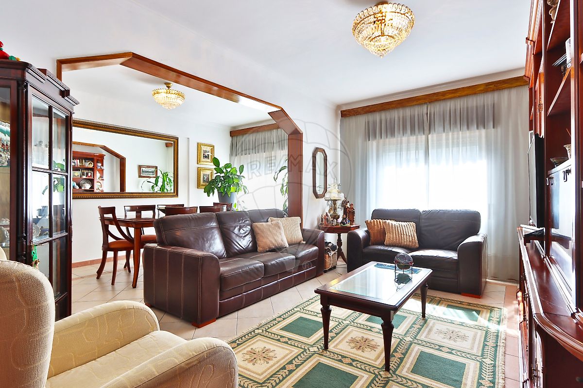 Apartamento T3 à venda em Amadora