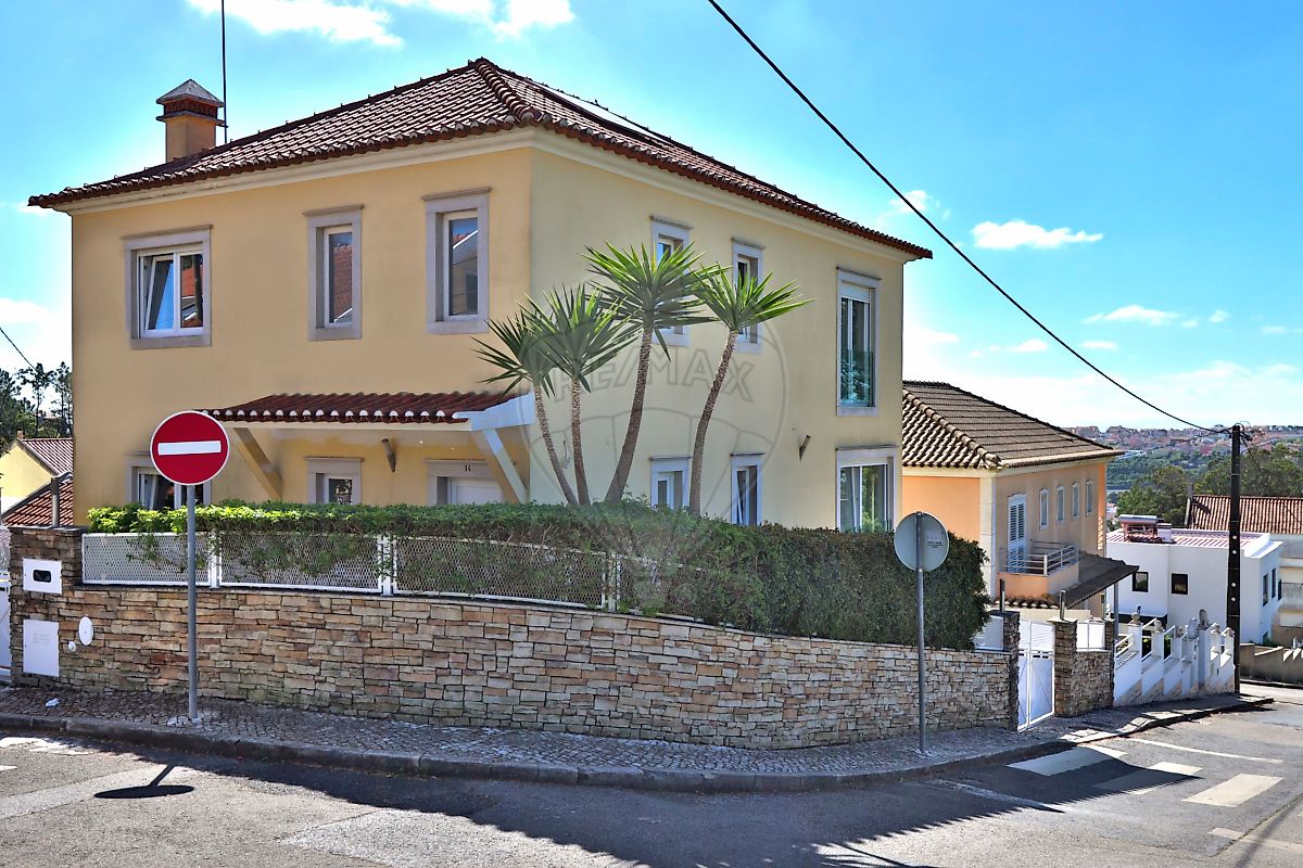 Moradia T3 à venda em Odivelas