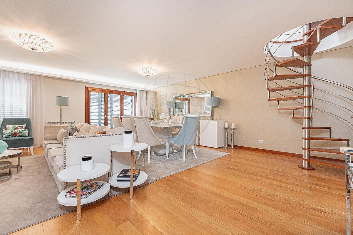 Apartamento T4 para arrendar em Amadora