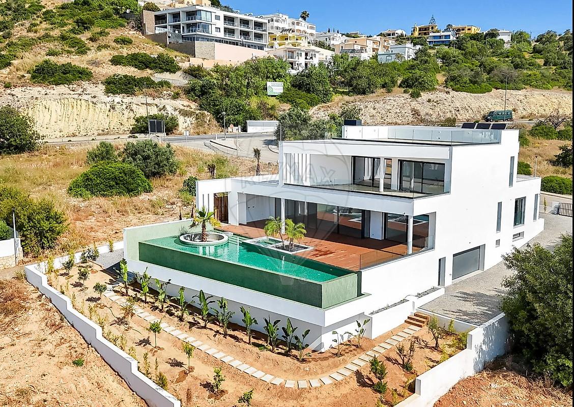 Moradia T5 de luxo à venda em Orada