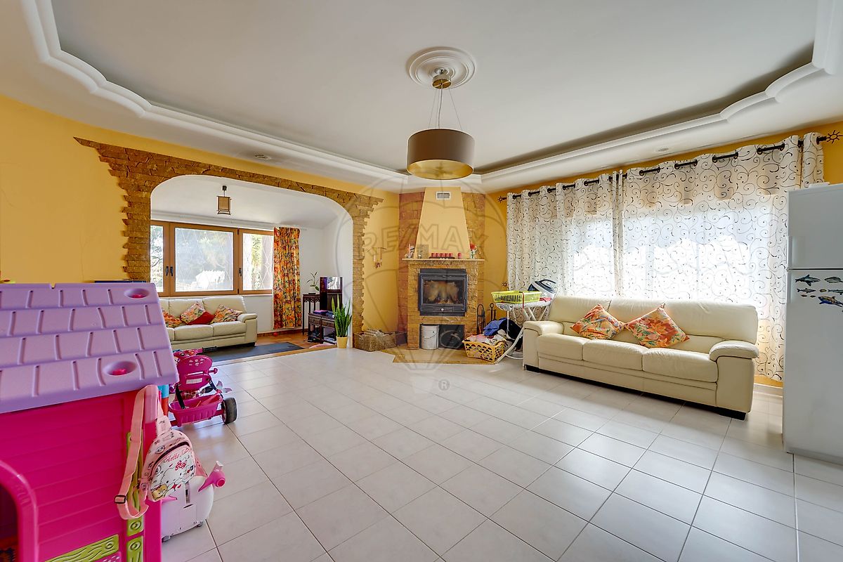listing 121601119-210 picture-0