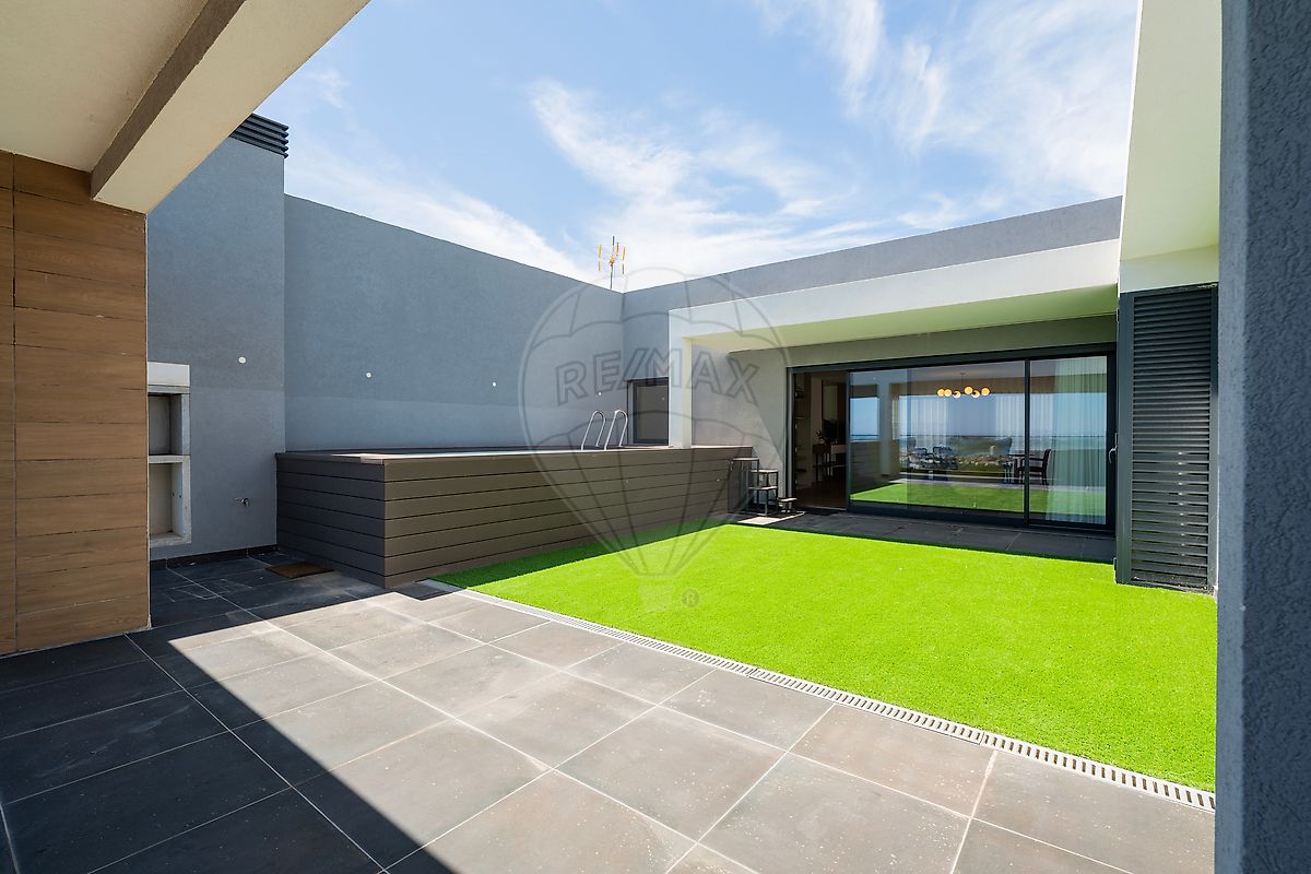 Apartamento T5 à venda em Amadora