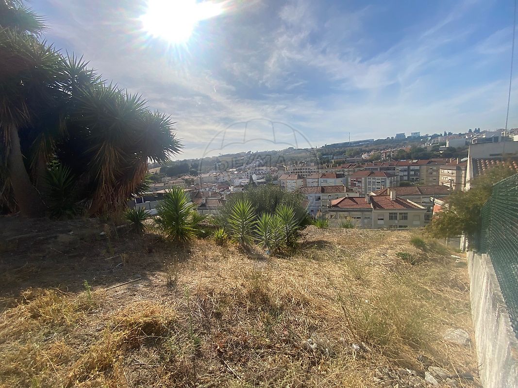 Terreno à venda em Loures