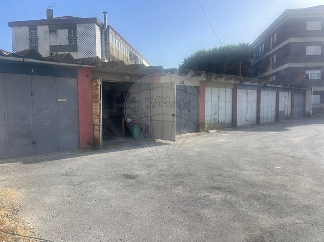 Garagem - Santo António da Charneca, Barreiro, Setúbal
