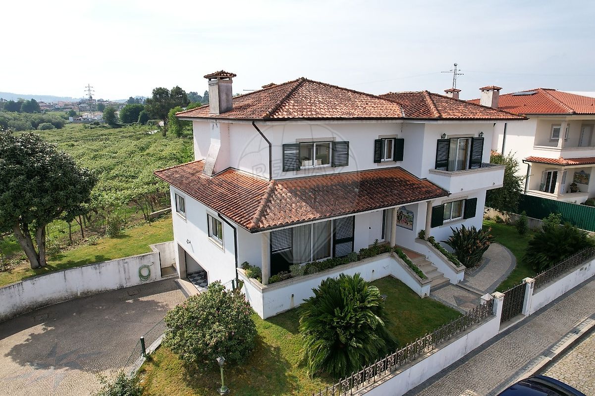 Moradia T4 à venda em Felgueiras