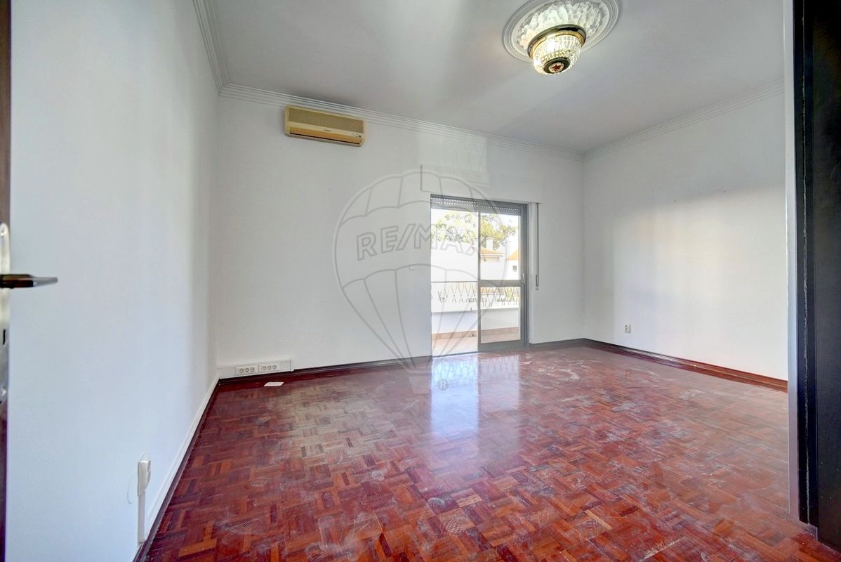 listing 121801379-11 picture-0