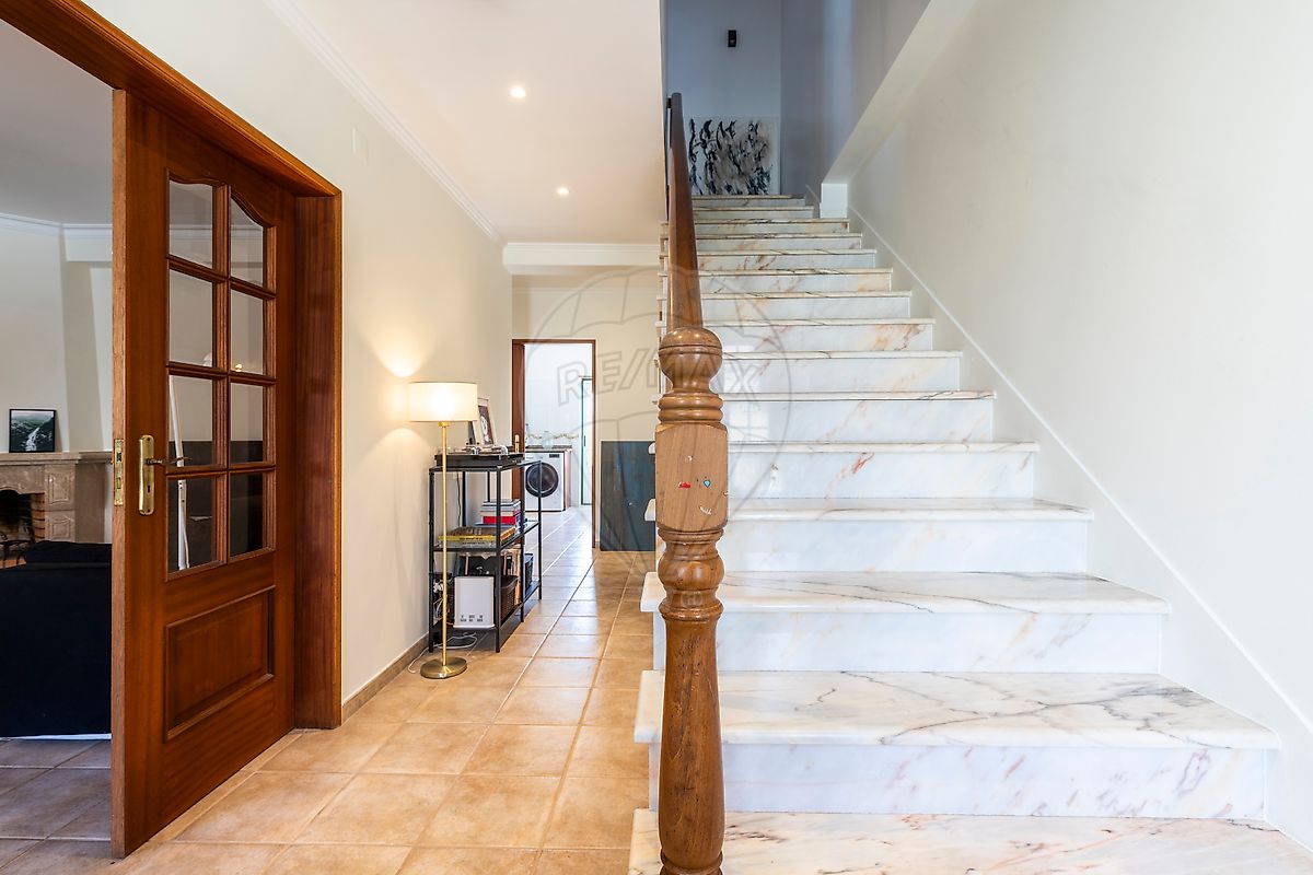 listing 121901192-739 picture-0