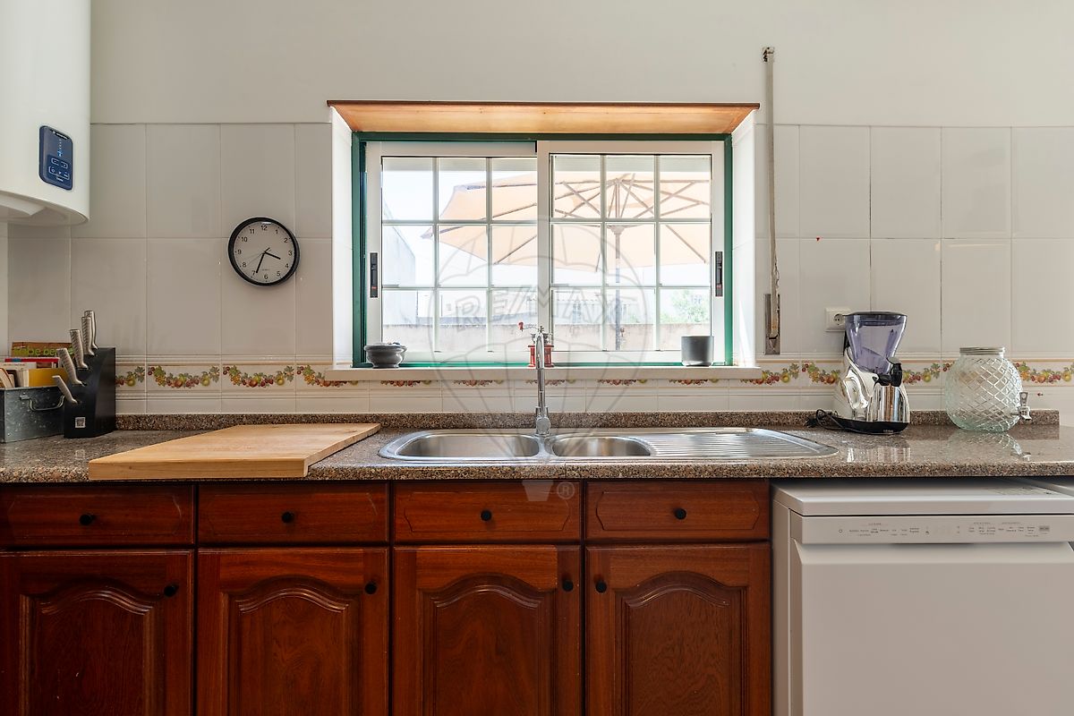 listing 121901192-739 picture-0