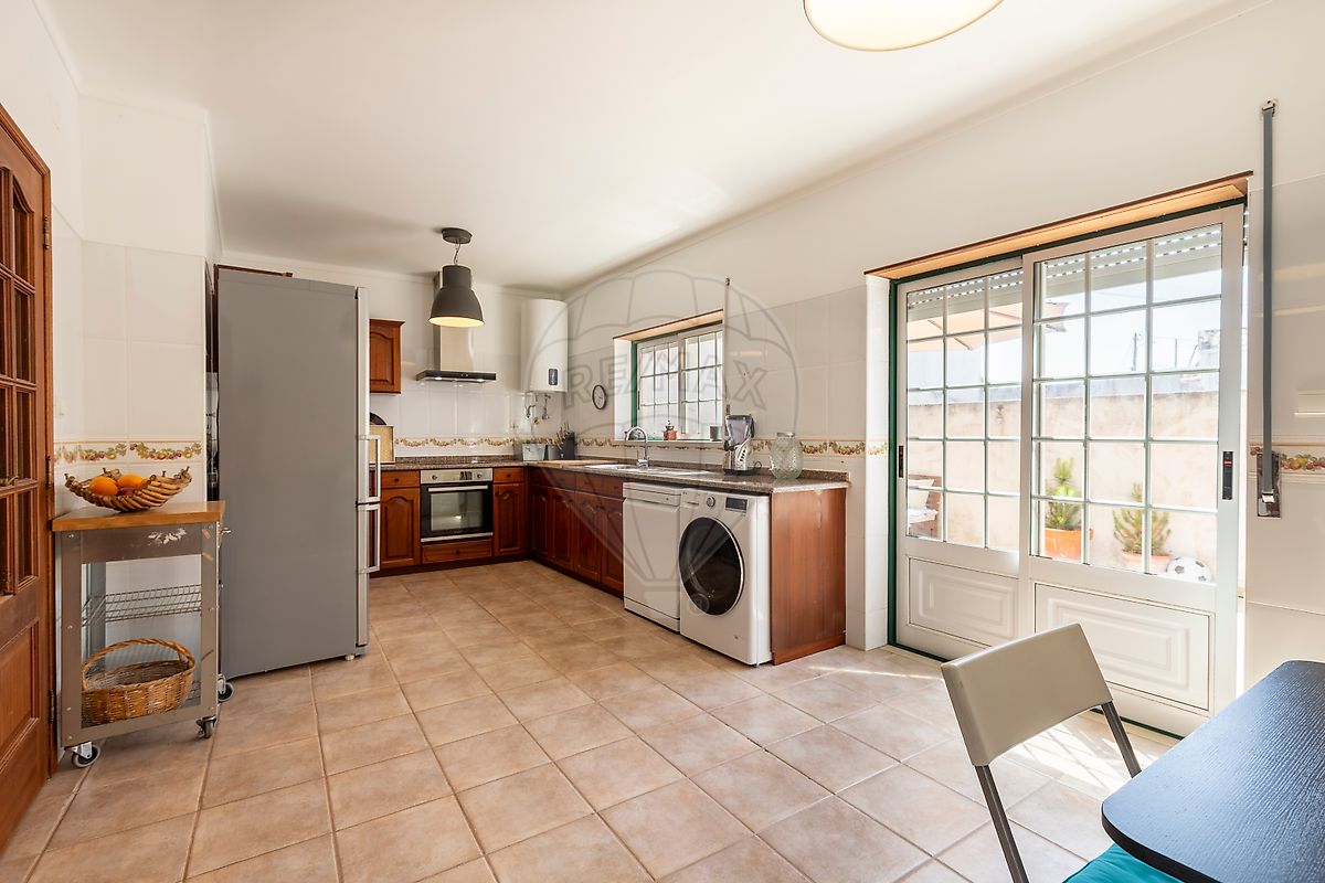 listing 121901192-739 picture-0