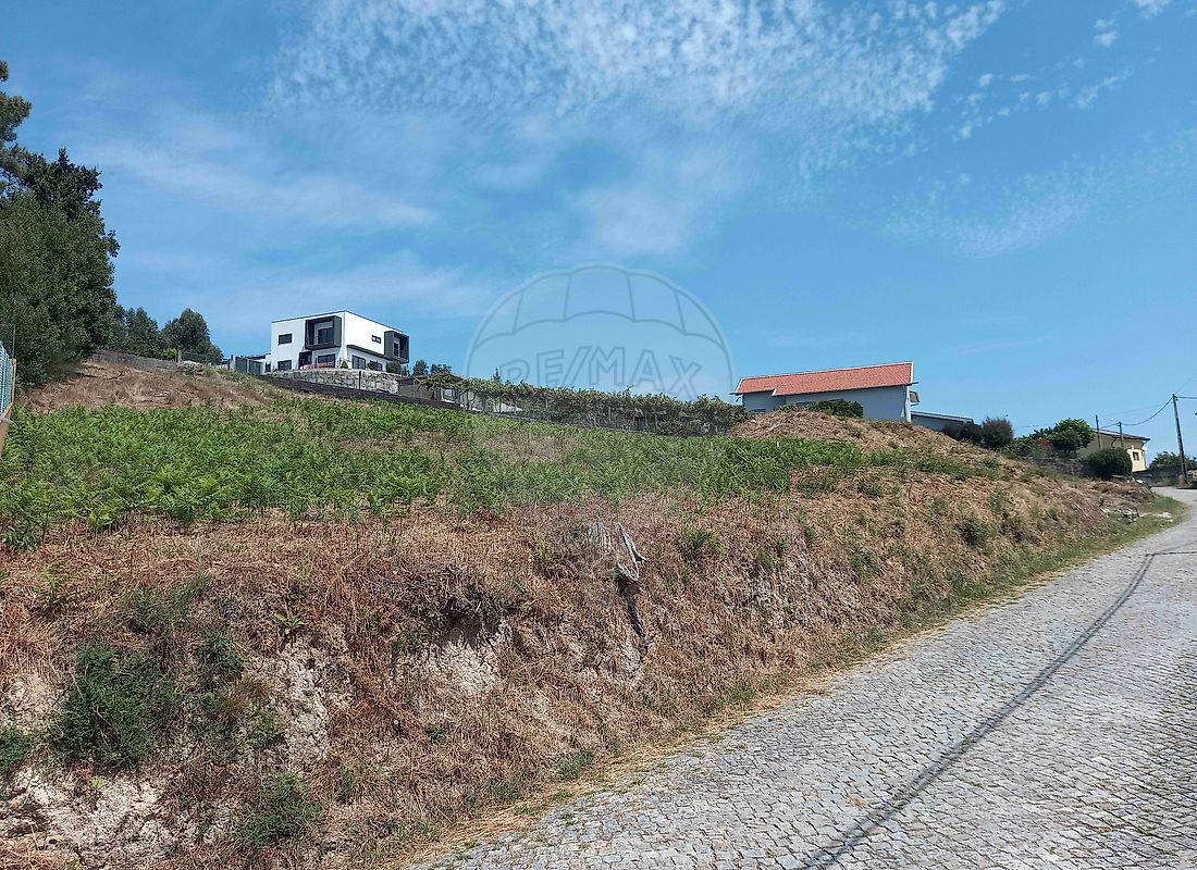 Land for sale in Paredes, Portugal — €61,500